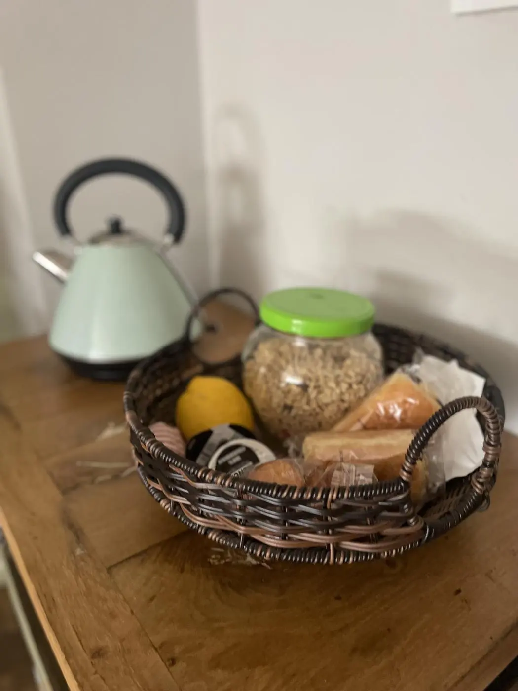 A welcome basket beside the kettle